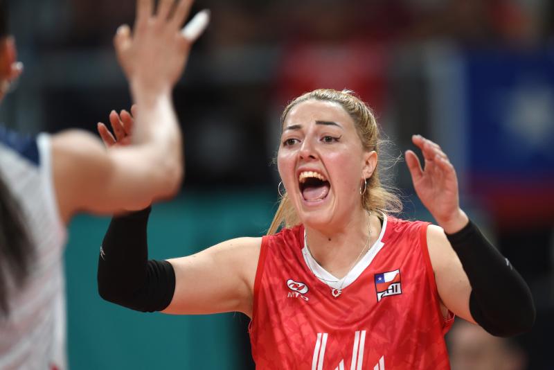 Karla Ruz jugando por el Team Chile de voleibol femenino