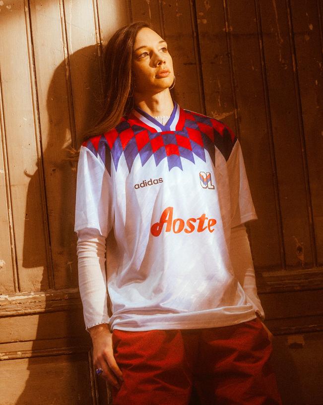 Tiane Endler sorprende a todos modelando camiseta retro del Olympique de Lyon - Créditos: Prensa Club
