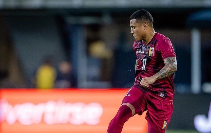 El delantero de Venezuela, Darwin Machis, está envuelto en un enorme lío judicial a horas del partido ante Chile. / Foto: @darwinmachis11