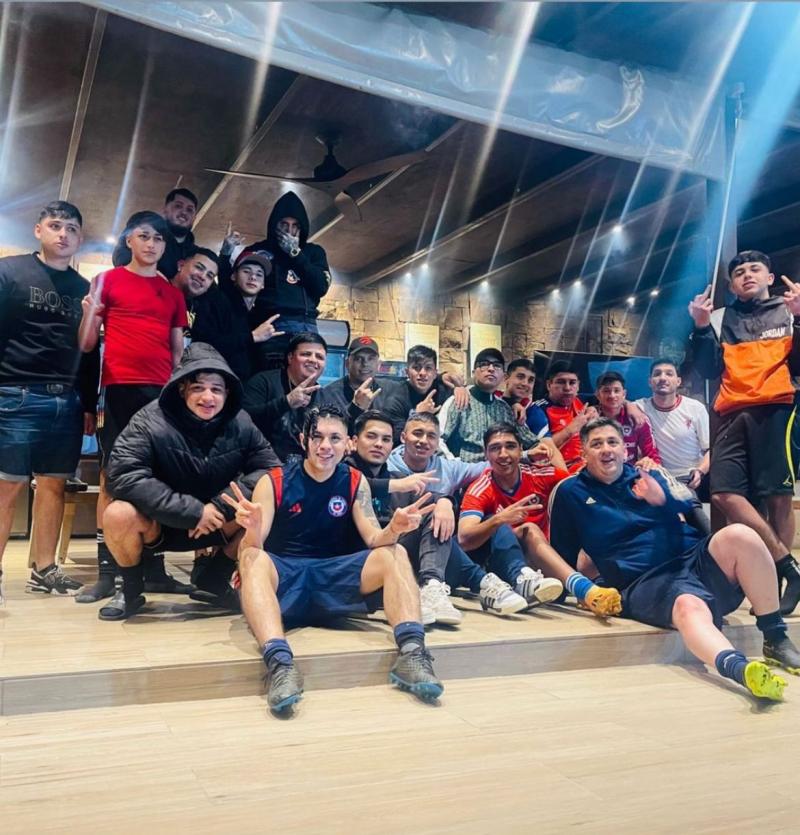 Jugadores de la U compartieron con artistas urbanos - Créditos: Instagram @Aqua_vs