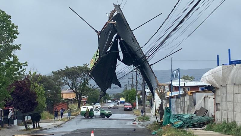Techo de una feria de Talca se voló por completo por el viento - T13