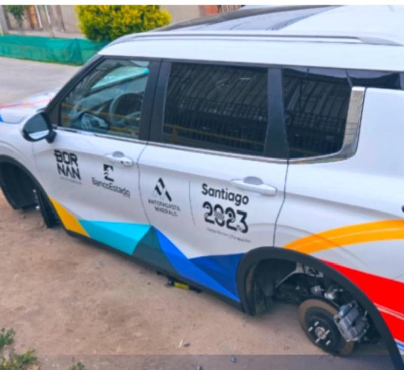 Carabineros - Roban ruedas de auto de Santiago 2023 que traslada deportistas