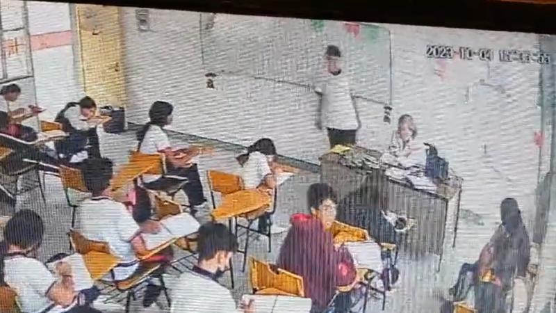 X - Alumno apuñala a profesora por la espalda