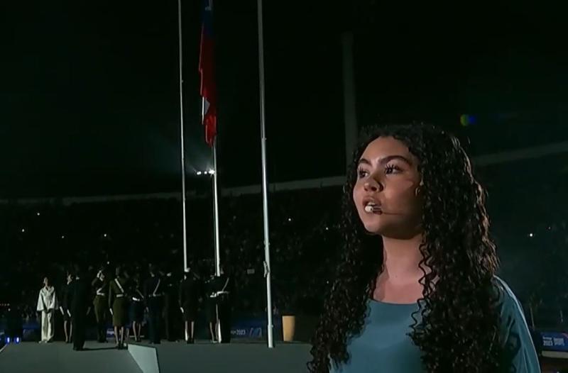 T13 - Constanza Wilson, la joven soprano que cantó el himno en Santiago 2023