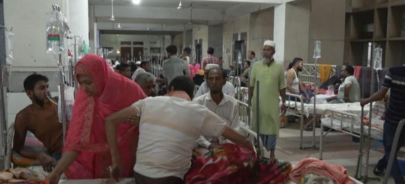 Captura AFP - res de las diez plantas de este establecimiento de la capital de Bangladés están desbordadas con enfermos con dengue