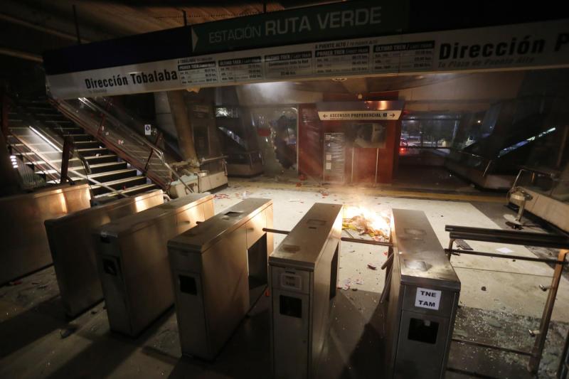 Agencia Uno - Destrozos en el Metro durante el 18 de octubre de 2019
