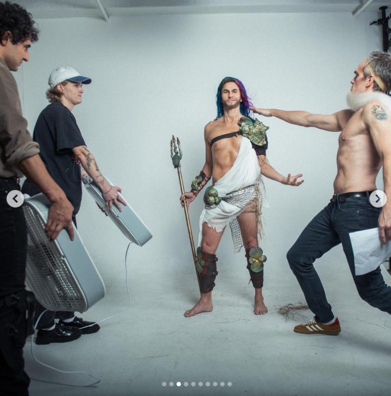 Neil Patrick Harris como Zeus y su esposo como Hades