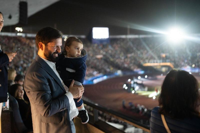 Presidente Boric sorprende cargando a niño pequeño en la obertura de Santiago 2023