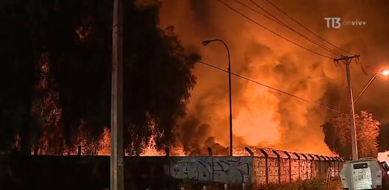 Incendio en Cerrillos afectó bodegas empresariales