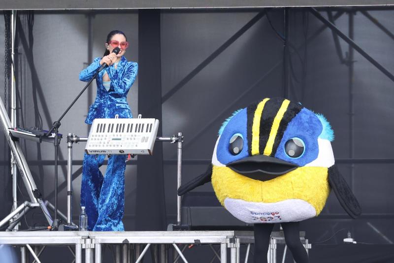 Fiu participó en el show de Javiera Mena - Agencia Uno