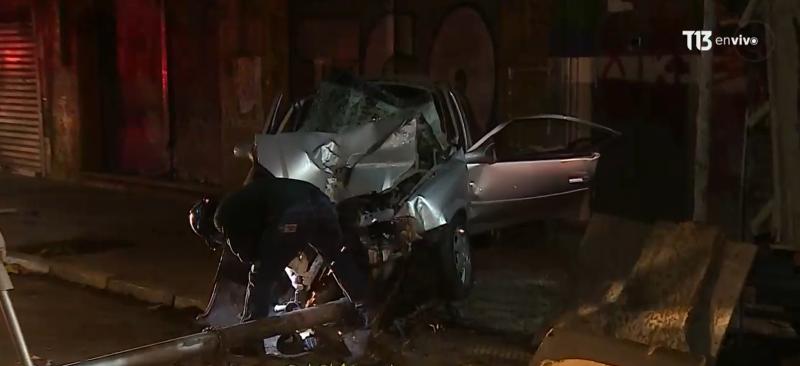 Automóvil impacta contra kiosko y deja cinco heridos en Santiago Centro