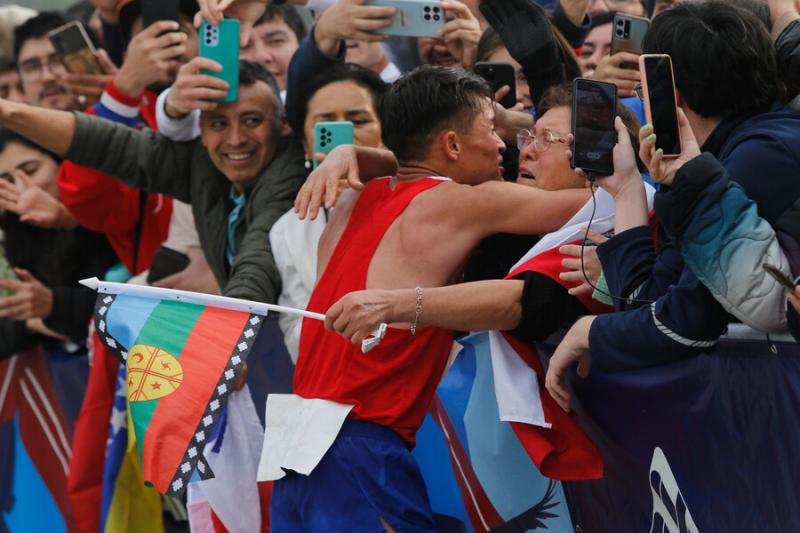 Agencia Uno - Hincha de Colo-Colo y maratonista Hugo Catrileo