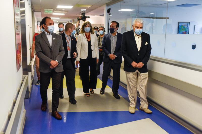 Don Francisco en una actividad de Teletón con autoridades