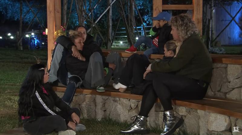 Canal 13 - Paticipantes hablando de traición a Simón en Tierra Brava