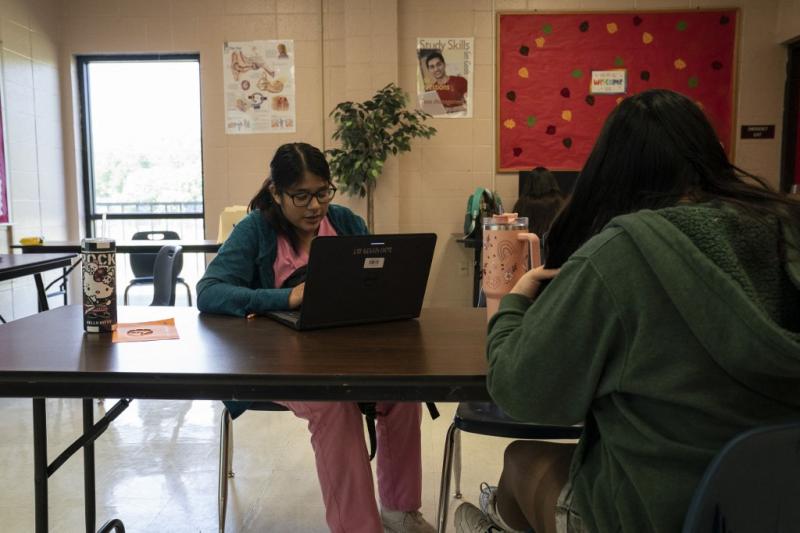AFP - En Texas hay una escuela donde madres adolescentes estudian junto a sus bebés