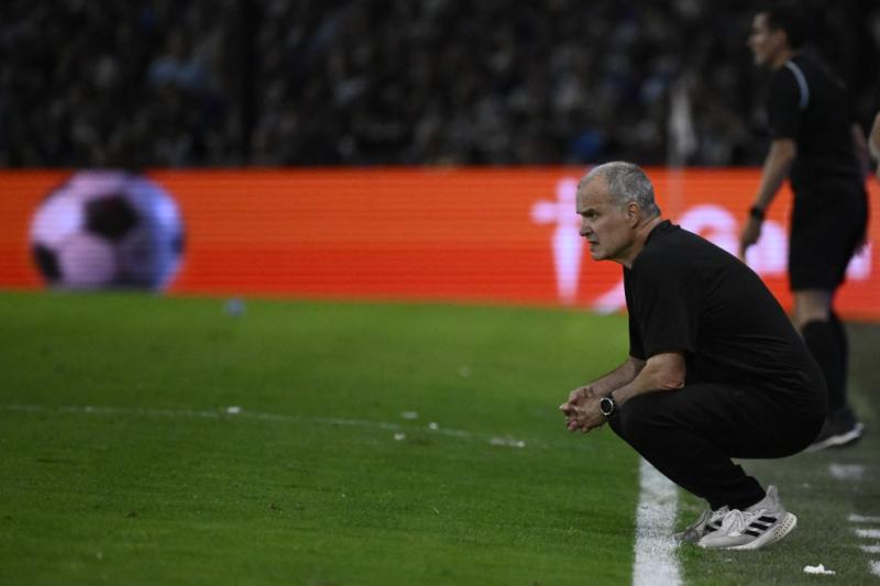 AFP - Messi elogia a Bielsa tras derrota de Argentina y dice que "no nos sentimos cómodos"