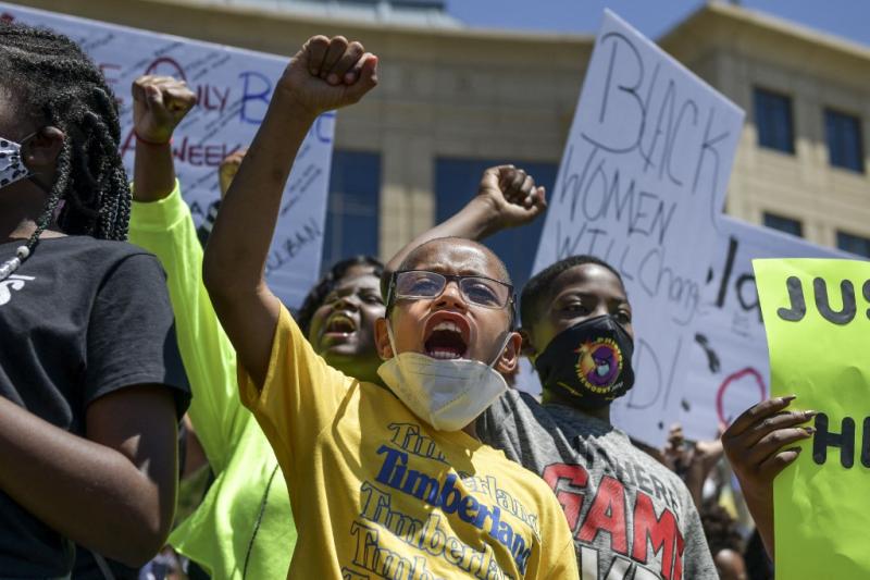 AFP - Policía blanco de EEUU es declarado no culpable por muerte de joven negro en 2019