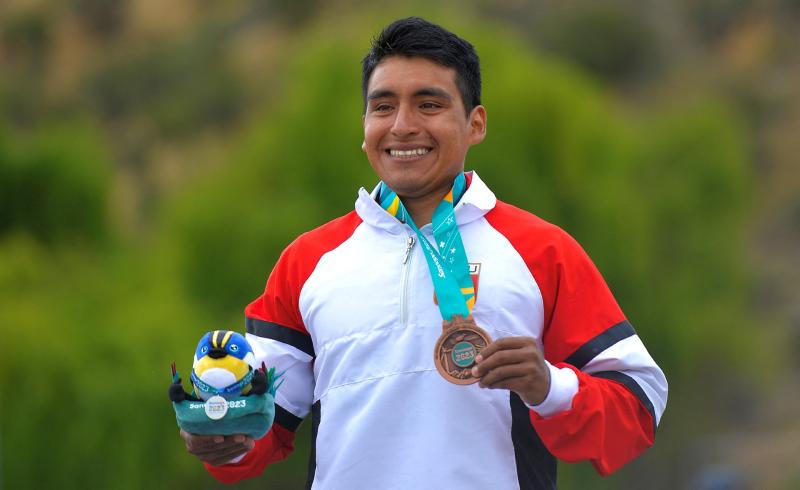 AFP - Medallista peruano de Santiago 2023 rechaza homenaje de alcalde y llora en ceremonia