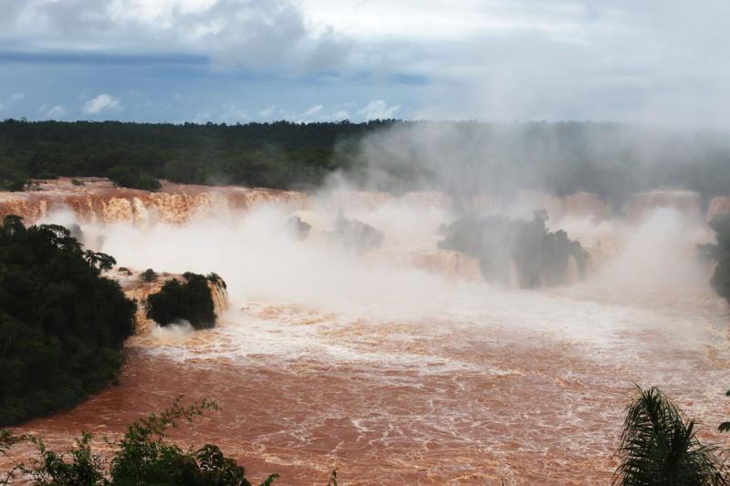 Cataratas del Iguazú registran mayor caudal en casi una década: Cierran el mirador de la Garganta del Diablo