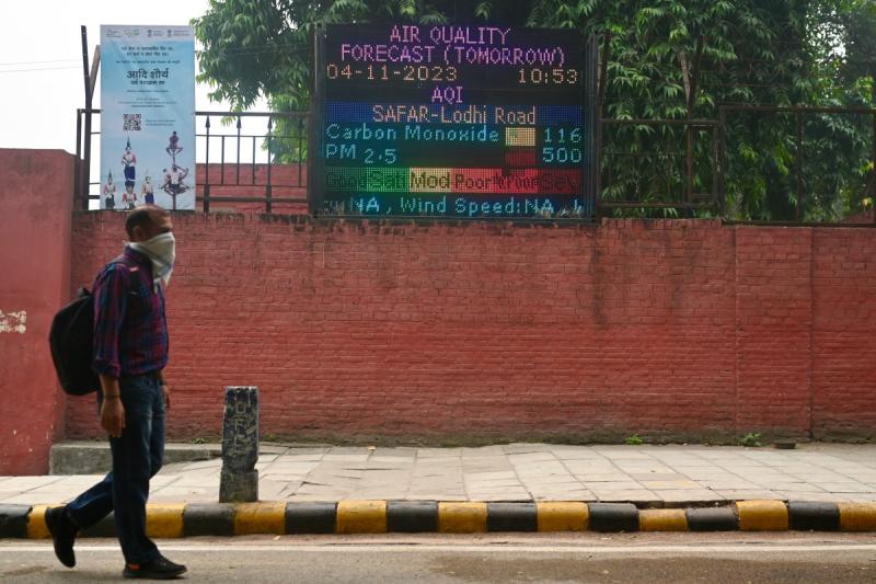 Personas caminando por Nueva Delhi tuvo que cerrar sus escuelas por una nube tóxica - AFP