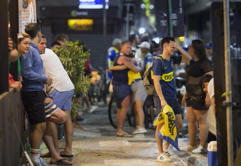 AFP . Hinchas de Boca Junior tras la derrota.