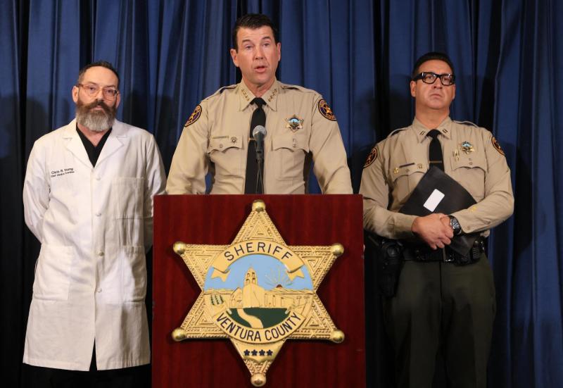AFP - El sheriff del condado de Ventura, James Fryhoff, habla durante una conferencia de prensa en Thousand Oaks, California, el 7 de noviembre de 2023, sobre la muerte del judío Paul Kessler.