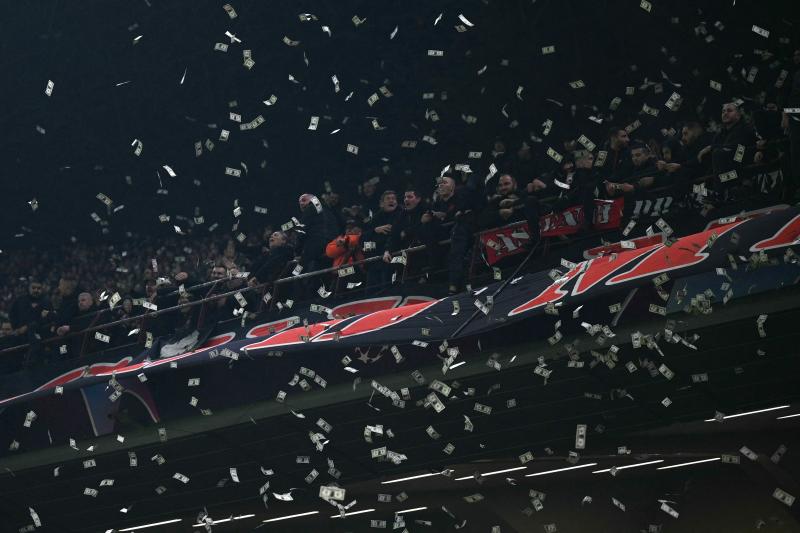 Hinchas del Milan lanzaron miles de billetes falsos contra Donnarumma - AFP