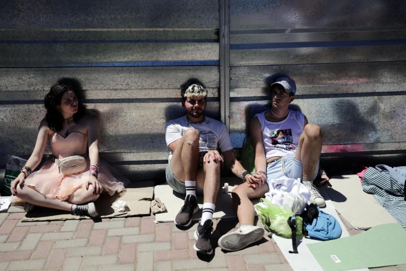 AFP - Fans de Taylor Swift la esperan afuera del estadio para su "The Eras Tour".