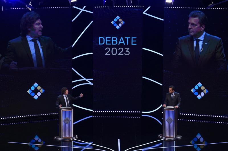 AFP - Javier Milei y Sergio Massa en el último debate antes de la segunda vuelta presidencial en Argentina