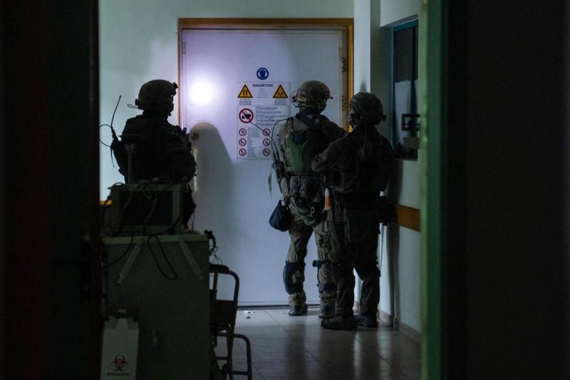 AFP - Esta fotografía publicada por el ejército israelí el 15 de noviembre de 2023 supuestamente muestra a soldados israelíes llevando a cabo operaciones dentro del hospital Al-Shifa en la ciudad de Gaza, en medio de continuas batallas entre Israel y el grupo militante palestino Hamás.