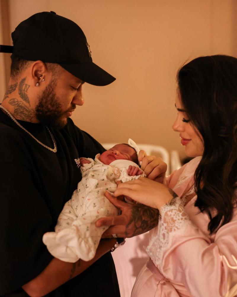 Delincuentes intentan secuestrar a novia de Neymar y a su hija recién nacida.