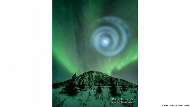 Deutsche Welle - Una espiral azul celeste parecida a una galaxia apareció en medio de la aurora durante unos minutos. La espiral se formó cuando el exceso de combustible que había sido liberado por un cohete SpaceX que se lanzó desde California unas tres horas antes se convirtió en hielo, y luego el vapor de agua reflejó la luz del sol en la atmósfera superior.