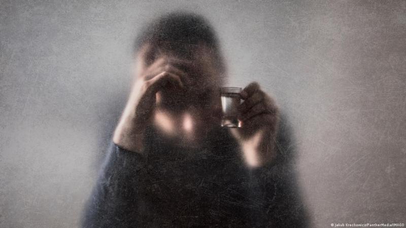 Deutsche Welle - Imagen de referencia: un hombre bebe alcohol, ¿cómo afecta al cerebro?