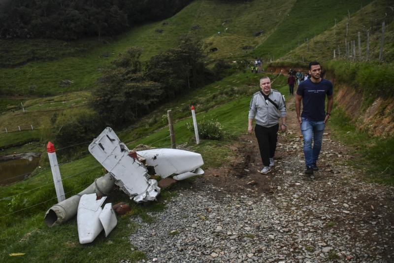 AFP - El sobreviviente de la tragedia, Hélio Neto, visitando el cerro donde se estrelló el avión del Chapecoense