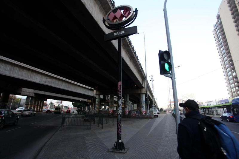 Agencia Uno - La estación de Metro Macul se encuentra cerrada.