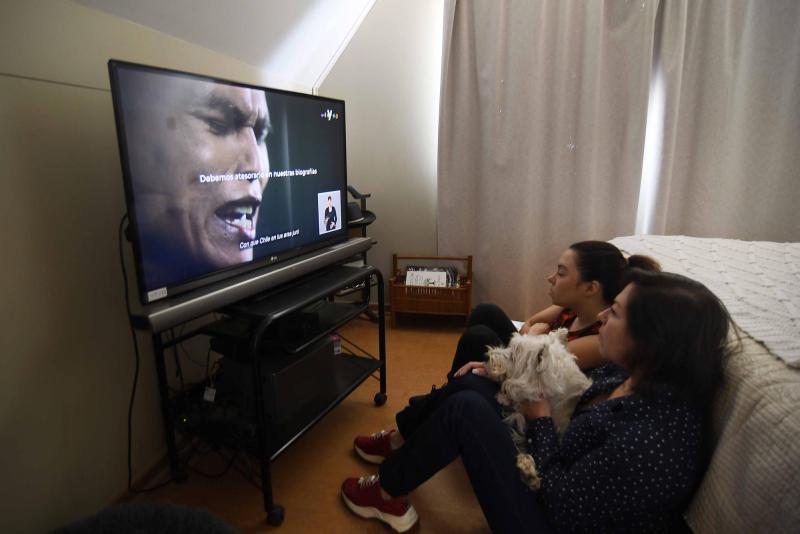 Familia viendo una franja electoral - Agencia Uno
