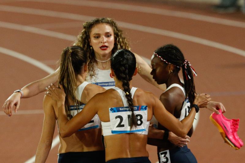 Martina Weil junto al resto del equipo de relevo en Santiago 2023. (Agencia UNO)