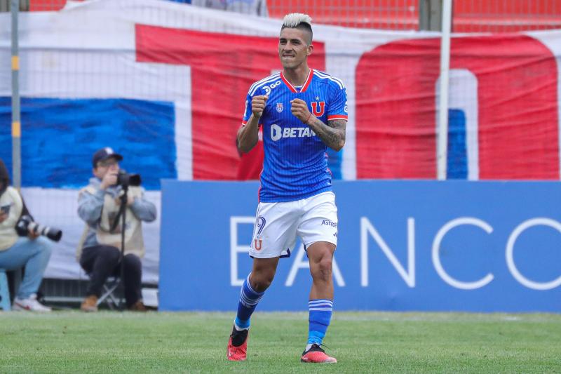 Leandro Fernández aprovechó el error de Gary Kagelmacher para anotar de penal / Agencia Uno