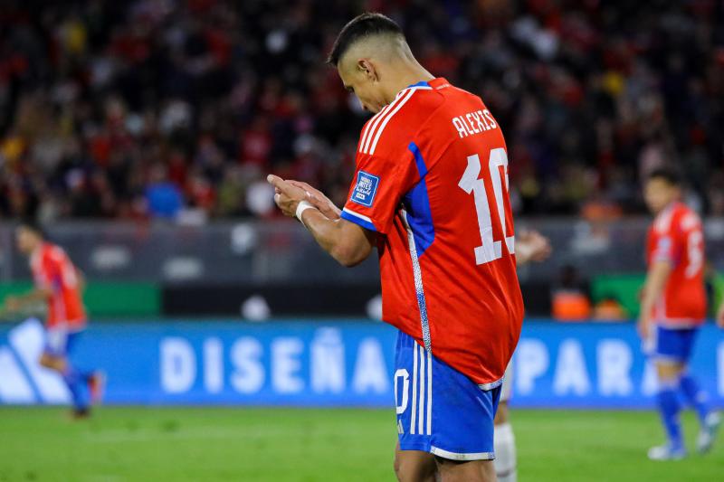 Alexis Sánchez criticó con todo las condiciones del Estadio Monumental / Agencia Uno