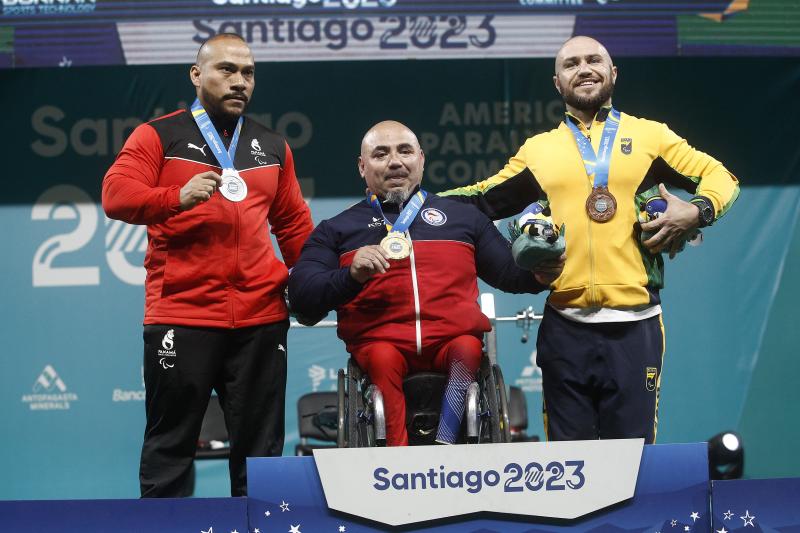 Juan Carlos Garrido se quedó con la medalla de oro en el para powerlifting de Santiago 2023 - Crédito: Agencia UNO