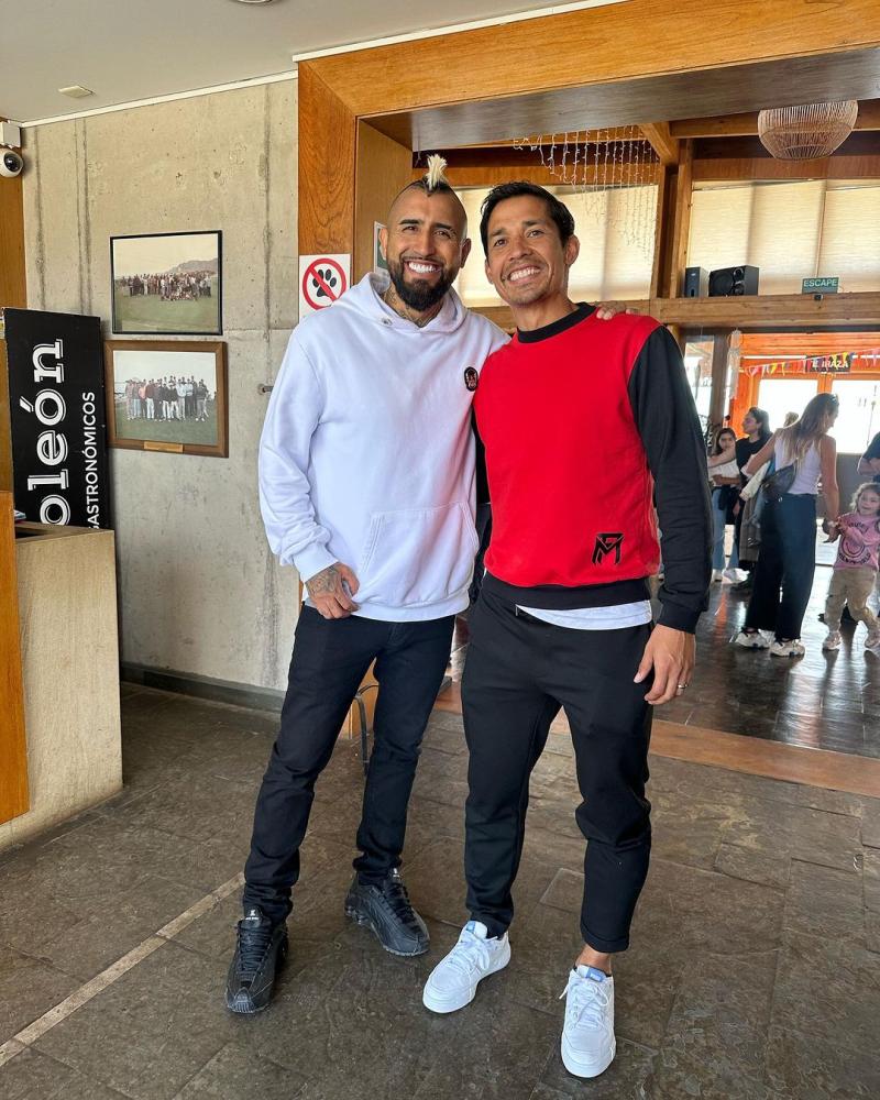 Instagram - Arturo Vidal invitó a Matías Fernández al estreno de su negocio
