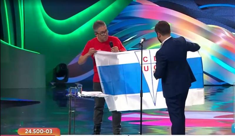 Presidente Gabriel Boric donó bandera de la UC a la Teletón 2023
