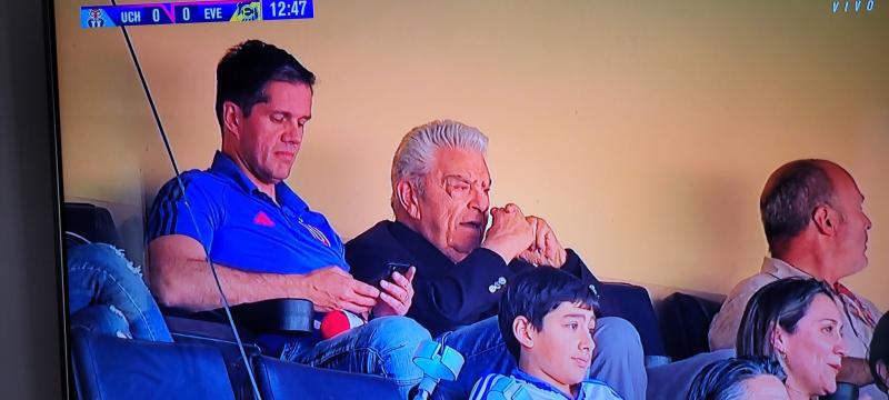 Don Francisco llegó hasta Santa Laura para ver el partido de la U. / Foto: Captura