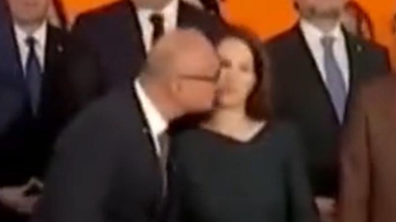 Bochorno diplomático: Ministro croata intentó besar a su homóloga alemana