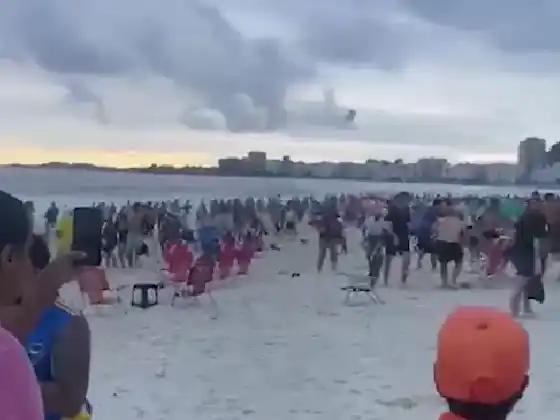 Los barras de Fluminense agredieron a los hinchas de Boca. Imagen: Pantallazo.