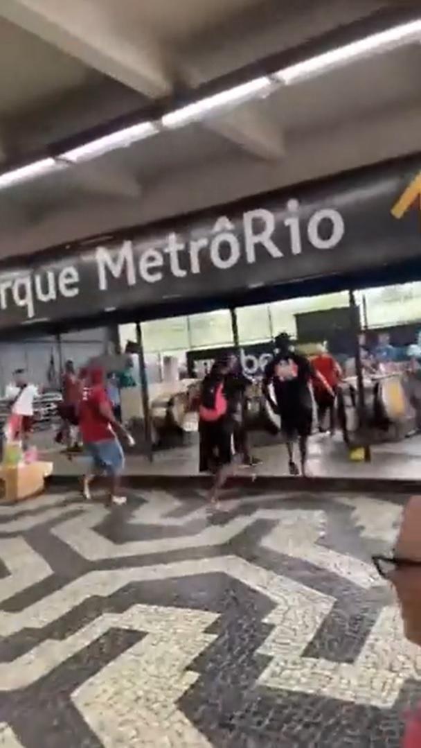 Los hinchas de Fluminense y Boca se enfrentaron en el metro de Río. Imagen: Pantallazo.