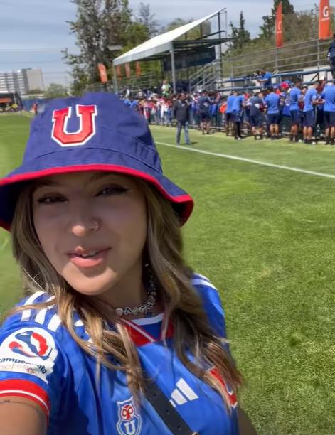 Ignacia Antonia grabando la visita de las escuelas de la U - Créditos: Instagram Universidad de Chile
