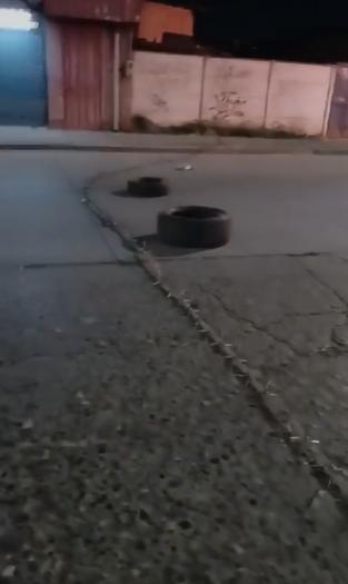 Captura de video - cadena de 'miguelitos' por la calle en Talca