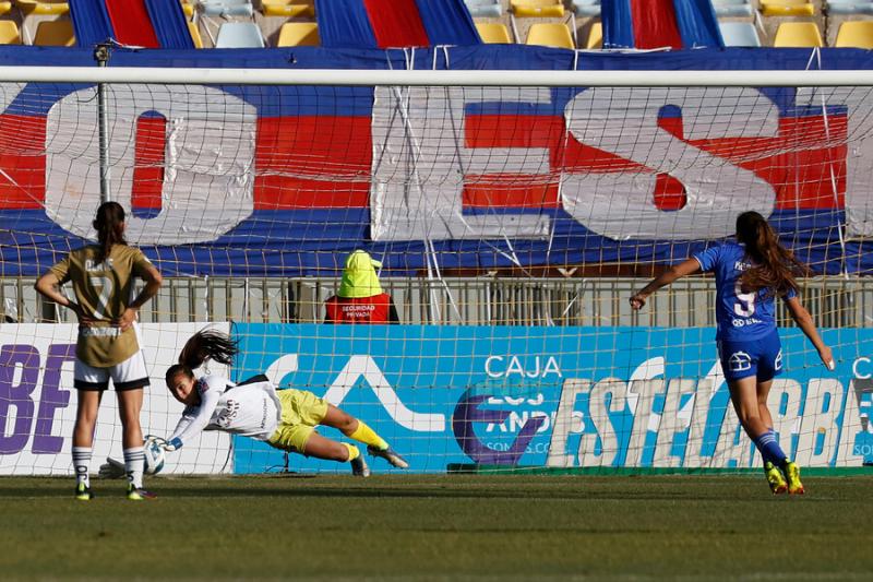 Antonia Canales le tapa un penal a Sonya Keefe en la final del Campeonato Femenino 2022. Imagen: Photosport.