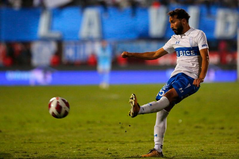 Cristian Cuevas dejó en vilo su continuidad en la UC - Crédito: Photosport.